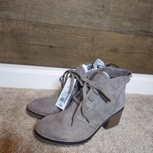 Universal Thread Gray Taupe Suede Women's Ankle Boots Tie Up Size 6.5